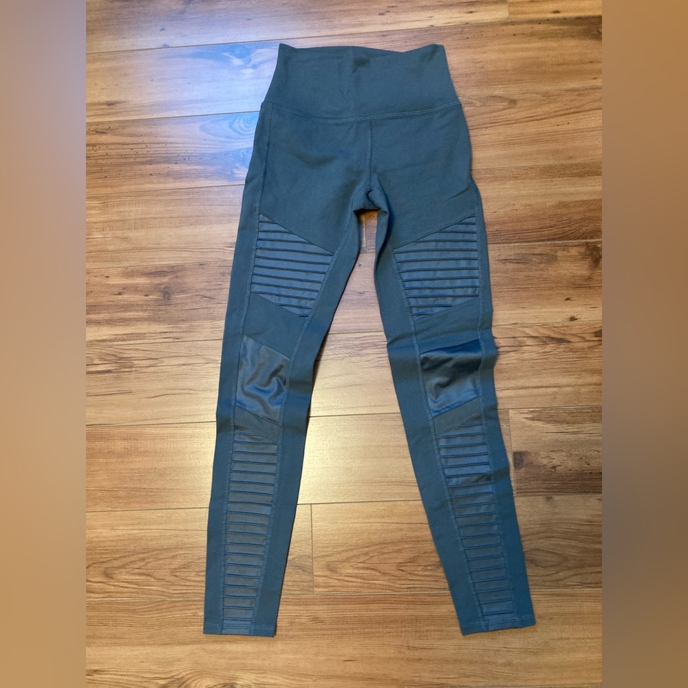 Alo Yoga Gray High-Waisted Leggings with Ribbed Detail, Size Medium